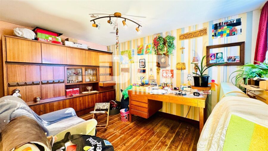 Großer Dreiseithof mit 2 bis 3 Wohneinheiten, 3 Nebengebäuden + großem Grundstück - OG Gebäudeteil 2 / Schlafzimmer